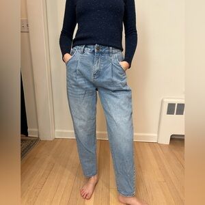 BLUE SAVVY Paper bag barrel high waist jeans size 26/28
Abercrombie madewell